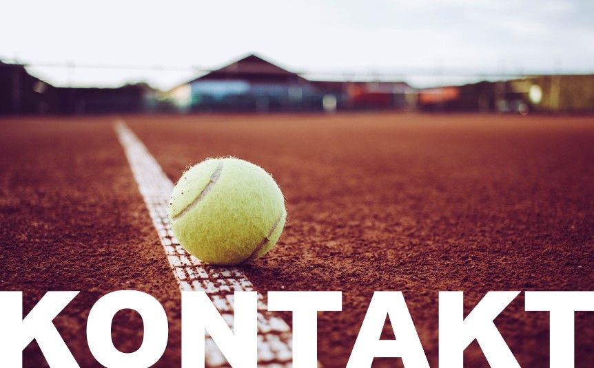 Tennisball auf einem Ascheplatz